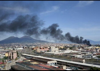 Incendio nel centro di Napoli: fiamme e fumo tra i palazzi in zona Ventaglieri