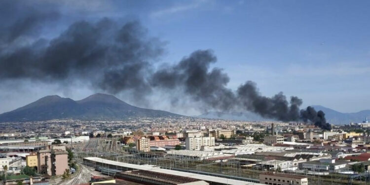 Incendio nel centro di Napoli: fiamme e fumo tra i palazzi in zona Ventaglieri