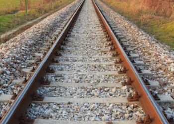 Giovane di 19 anni perde la vita investito da un treno a Battipaglia: indagini in corso