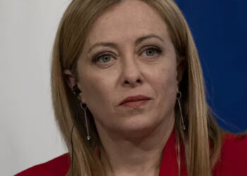 Polemica politica: il PD accosta Meloni a Mussolini utilizzando la grafica dei libri di Scurati