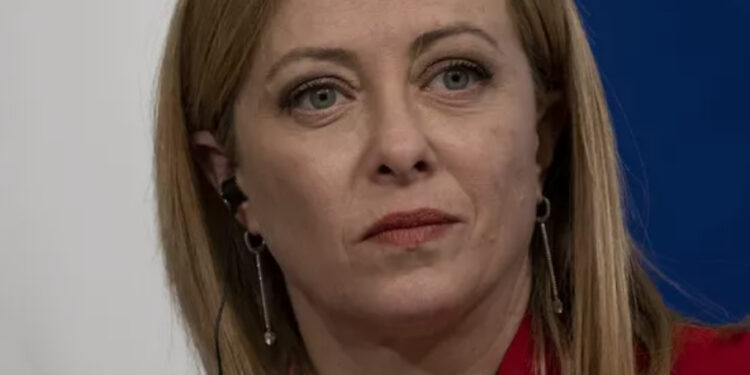 Polemica politica: il PD accosta Meloni a Mussolini utilizzando la grafica dei libri di Scurati