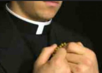 Ischia: Casalinga lascia il marito per il parroco, il sacerdote si autosospende