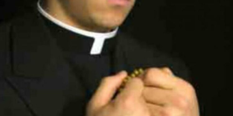 Ischia: Casalinga lascia il marito per il parroco, il sacerdote si autosospende