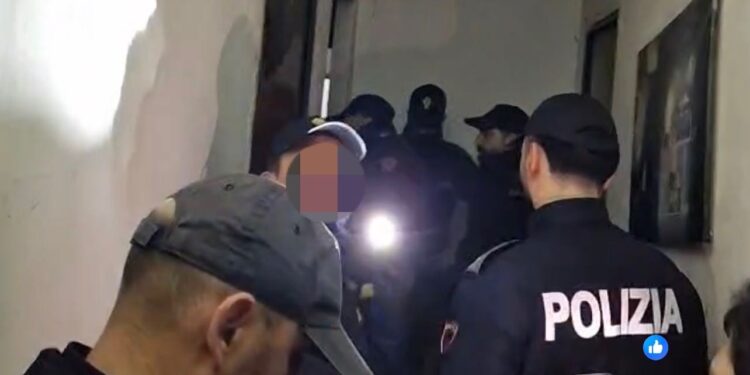 Blitz della Polizia in Case Abusive: Pino Grazioli documenta l’operazione notturna