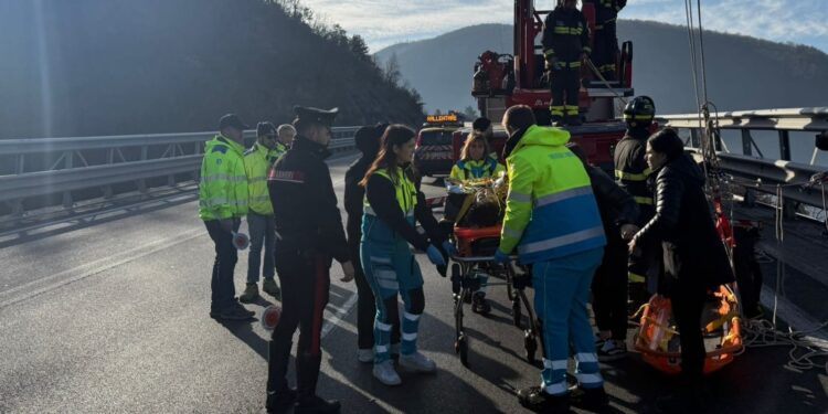 Salza Irpina (AV): giovane si getta dal cavalcavia sulla  SS 7 Ofantina