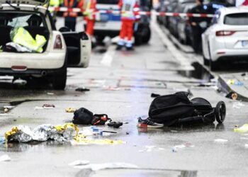 Monaco di Baviera, auto piomba sulla folla durante una manifestazione: almeno 30 feriti, arrestato il conducente