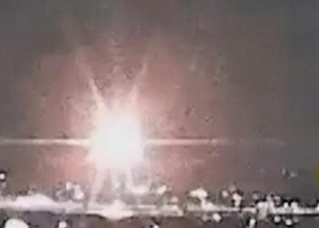 Tragedia a Philadelphia: aereo medico si schianta su area residenziale sei morti