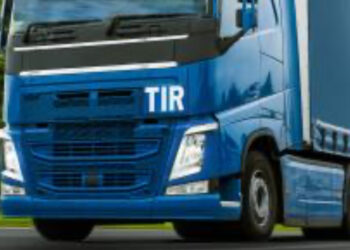 Salerno: camion perde carico di eco  balle, travolti ciclisti: un morto e un ferito grave