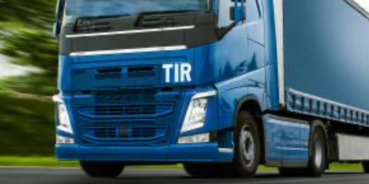 Salerno: camion perde carico di eco  balle, travolti ciclisti: un morto e un ferito grave