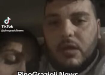 Famiglia con 4 figli costretta a dormire in auto: Appello disperato a Pino Grazioli