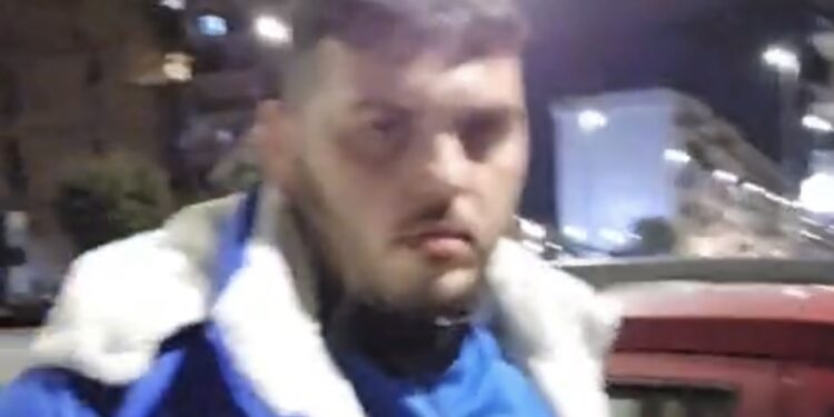 Quattro bambini, una neonata di 4 mesi e una famiglia intera che dorme in auto: disperato appello per un lavoro