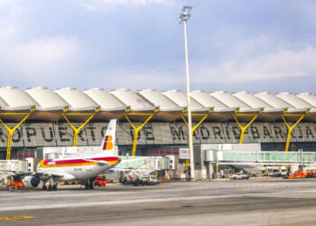 Ciampino, incendio doloso sotto la torre di controllo: voli sospesi, fermato un uomo