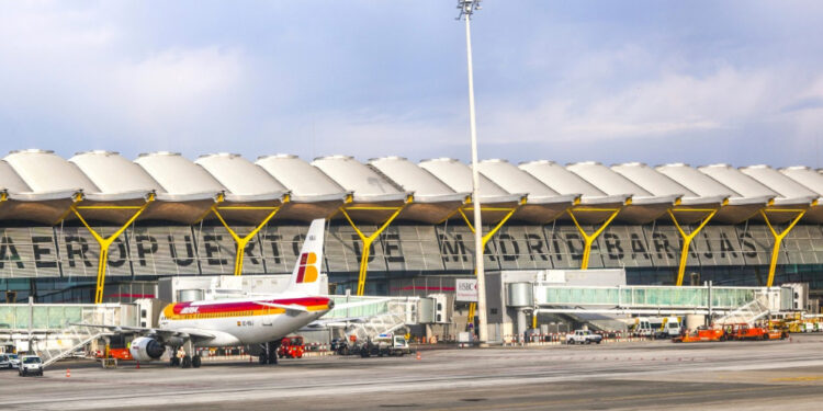 Ciampino, incendio doloso sotto la torre di controllo: voli sospesi, fermato un uomo