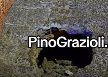 Arzano, una voragine diventa un caso: auto della polizia municipale ferma da cinque giorni per segnalare il pericolo