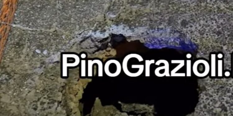 Arzano, una voragine diventa un caso: auto della polizia municipale ferma da cinque giorni per segnalare il pericolo