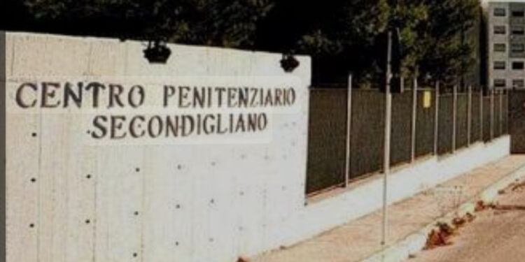 NAPOLI, DETENUTO DEL CARCERE DI SECONDIGLIANO RIFIUTA IL TRASFERIMENTO E AGGREDISCE POLIZIOTTI