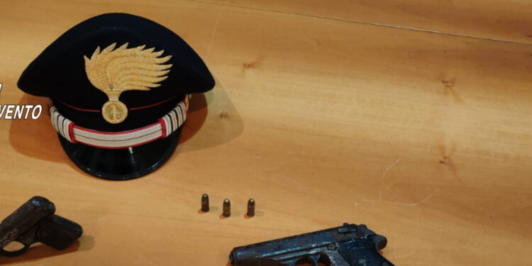 Benevento, 36enne arrestata per detenzione illegale di armi