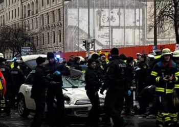 Monaco di Baviera: Auto si lancia sulla folla durante manifestazione sindacale, una vittima e diversi feriti