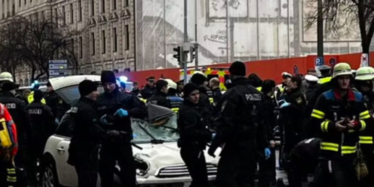 Monaco di Baviera: Auto si lancia sulla folla durante manifestazione sindacale, una vittima e diversi feriti