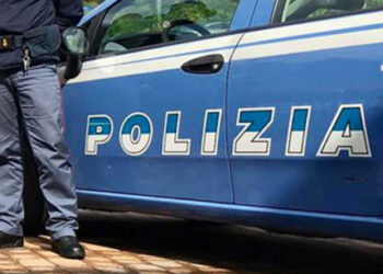 Pistoia, figli costretti in ginocchio sul sale e picchiati: arrestata una coppia