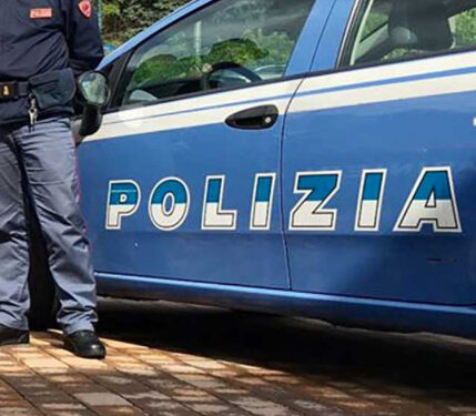 Pistoia, figli costretti in ginocchio sul sale e picchiati: arrestata una coppia