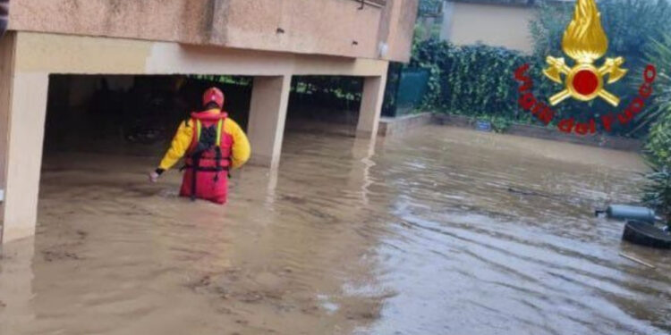 Nubifragio sull’Isola d’Elba: Portoferraio sott’acqua, decine di persone salvate