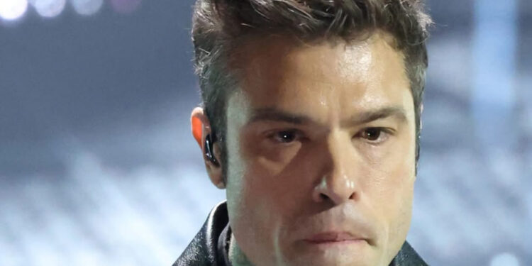 Sanremo 2025: Fedez emoziona il pubblico reinterpretando “Bella Stronza” con Marco Masini