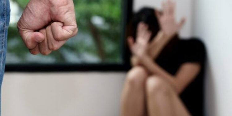 Violenza domestica a Roma: picchia la compagna incinta provocandole un aborto