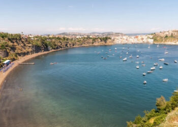 Procida, identificato il cadavere trovato sulla spiaggia: è un 73enne di Cervinara