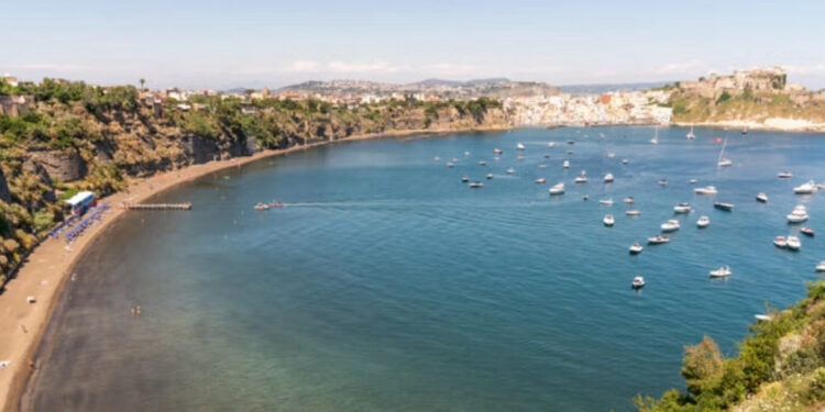 Procida, identificato il cadavere trovato sulla spiaggia: è un 73enne di Cervinara