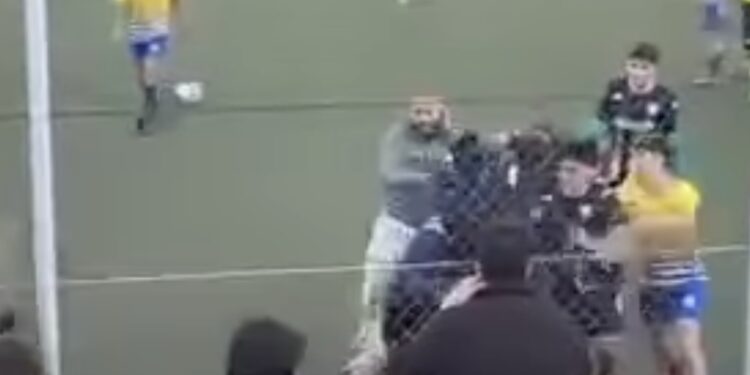 Rissa durante la partita Under 18 tra Belsito e Ischia ad Agnano: il video inviato al deputato Borrelli