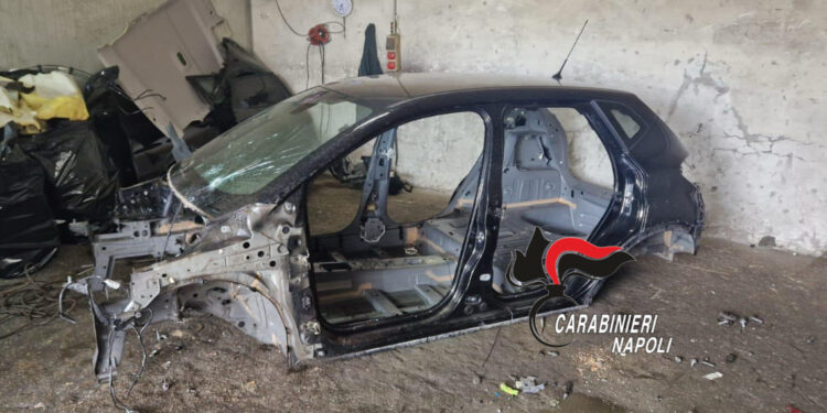 Qualiano: Padre e figlio 16enne smontano auto rubata. Carabinieri arrestano l’uomo