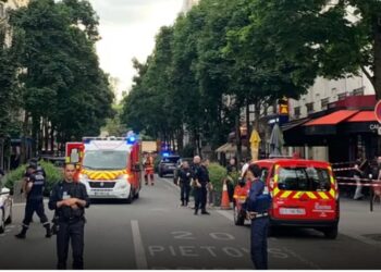 Aggressione a Dugny: uomo armato di coltelli attacca la polizia e viene ucciso