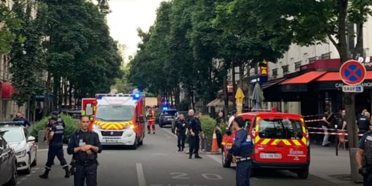 Aggressione a Dugny: uomo armato di coltelli attacca la polizia e viene ucciso