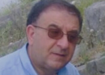 Tragedia durante gita scolastica: professore muore per infarto sul bus davanti agli studenti