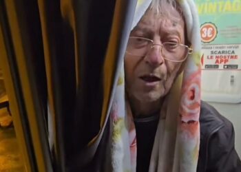 Napoli, anziano vive per strada perché truffato dal badante: interviene Pino Grazioli