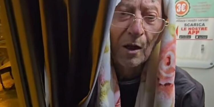 Napoli, anziano vive per strada perché truffato dal badante: interviene Pino Grazioli