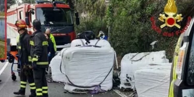 Salerno: proseguono le indagini sull’incidente mortale causato da ecoballa caduta da un camion