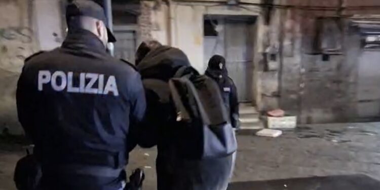 Blitz a Porta Capuana: Pino Grazioli documenta lo spaccio, interviene la Polizia nella notte