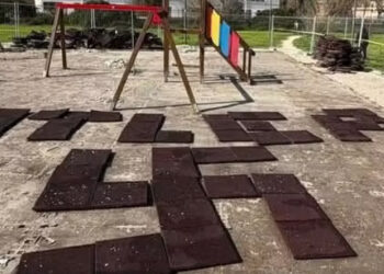 Simboli nazisti in un parco giochi a Roma: sdegno del sindaco Gualtieri