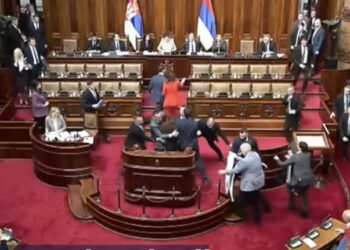 Belgrado, caos in Parlamento: rissa e fumogeni tra tensioni politiche