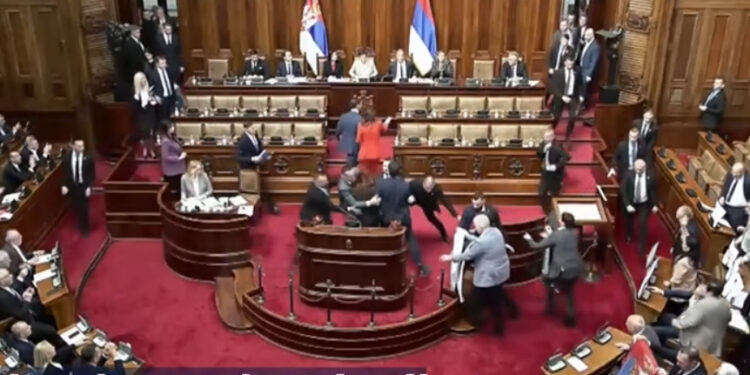 Belgrado, caos in Parlamento: rissa e fumogeni tra tensioni politiche