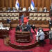 Belgrado, caos in Parlamento: rissa e fumogeni tra tensioni politiche