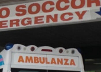 Pronto Soccorso sotto assedio: uomo in fuga dopo aver colpito la vetrata del triage