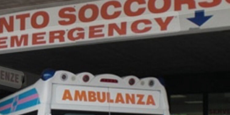 Pronto Soccorso sotto assedio: uomo in fuga dopo aver colpito la vetrata del triage