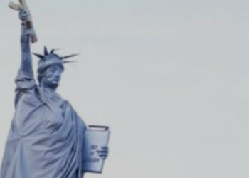 Polemiche sul carro allegorico: Statua della Libertà armata e carcere in scena