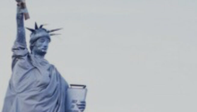 Polemiche sul carro allegorico: Statua della Libertà armata e carcere in scena