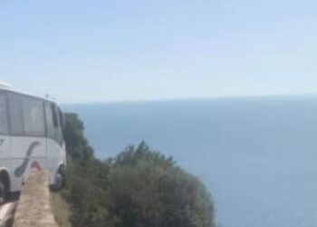 Grave incidente sulla Statale Amalfitana: scontro tra moto e autobus turistico