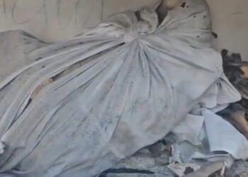 Cimitero di Poggioreale: tombe scoperte e resti umani visibili destano sconcerto