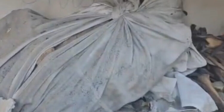 Cimitero di Poggioreale: tombe scoperte e resti umani visibili destano sconcerto